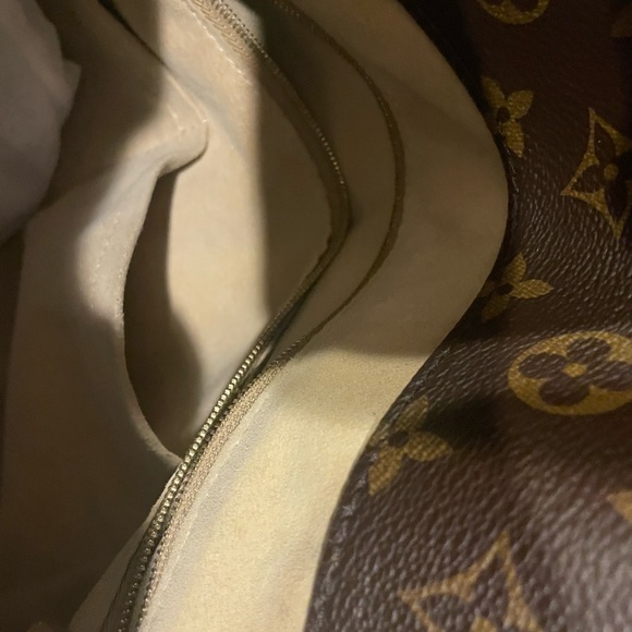 Louis Vuitton Artsy in Monogram LV - Picture 8 of 16